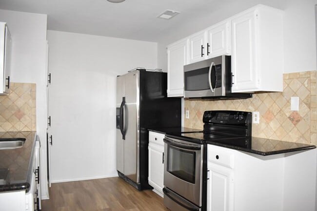 Building Photo - 6912 Brookdale Dr