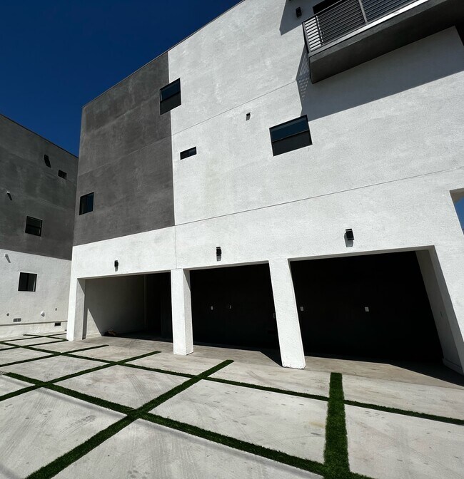 Building Photo - 4704 Venice Blvd