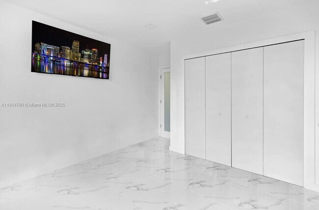 Building Photo - 5975 SW 137th Ave