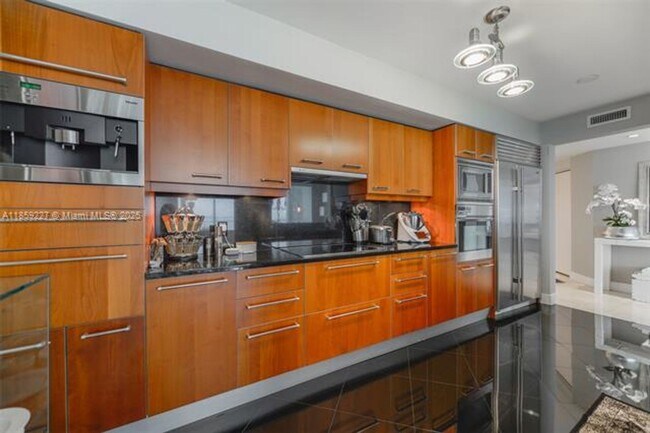 Building Photo - 1331 Brickell Bay Dr