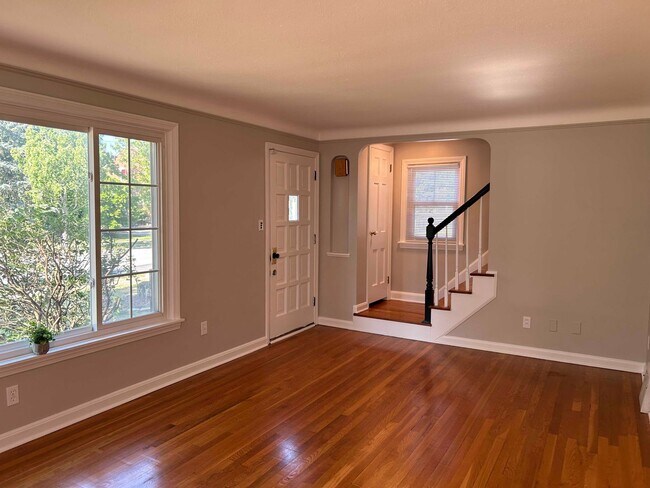 Building Photo - Spacious Colonial For Rent in Lyndhurst