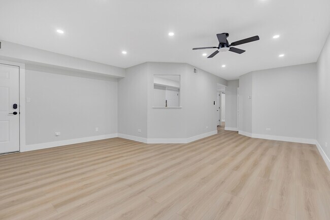 Building Photo - 10347 Dearlove Rd