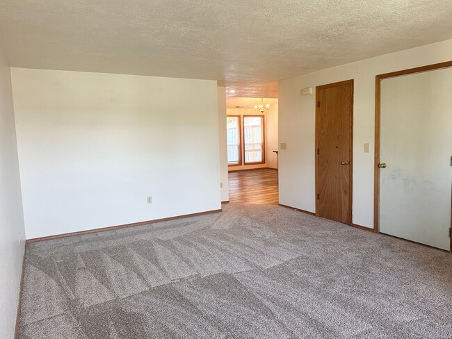 Building Photo - 3 Bedroom 2 Bath McMinnville OR