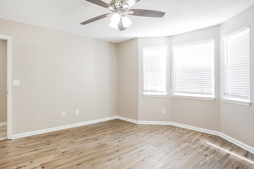 Building Photo - 1883 Manitoba Ct S