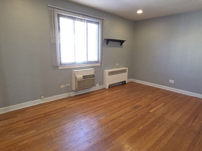 Building Photo - 2038 W Jarvis Ave