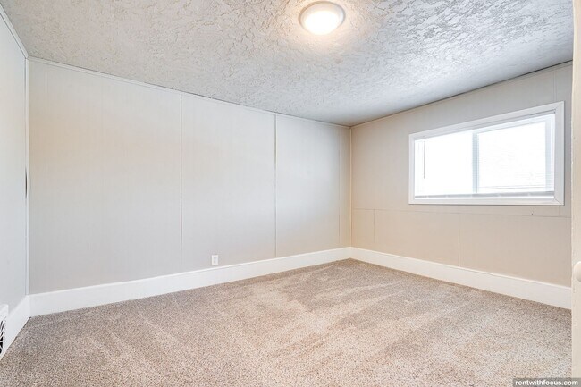 Building Photo - 1350 Manitowoc Rd