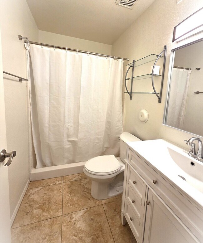 Building Photo - Stunning 3-bedroom 2 bathroom Condo