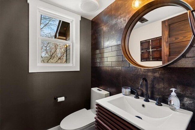 Building Photo - 425 Mikasa Dr