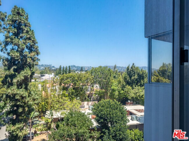 Building Photo - 865 Comstock Ave