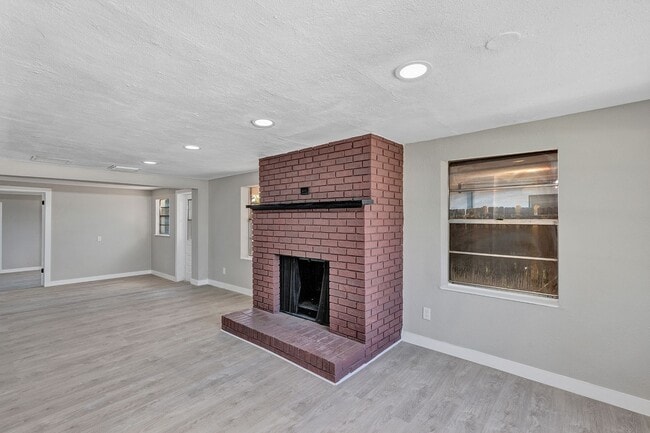 Building Photo - Charming 3-Bedroom Home with Spacious Yard & Enclosed Porch in Frostproof