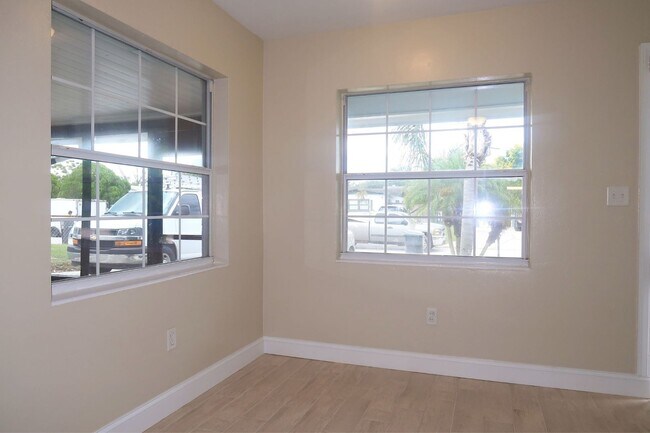 Building Photo - 1/2 OFF 3 Bedroom, 1 Bathroom Home for Ren...