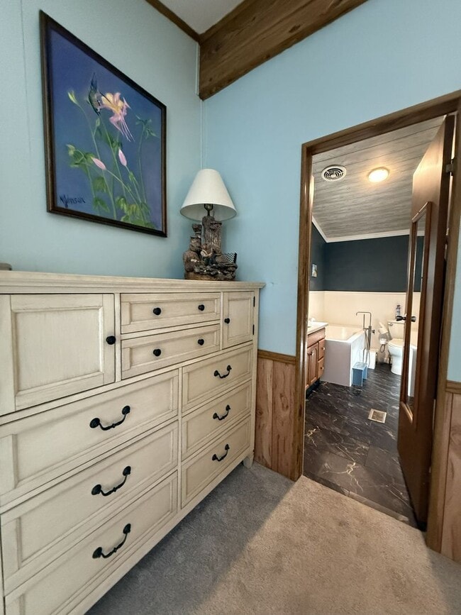 Building Photo - Rare Seasonal Frankfort Find-Fully Furnished!