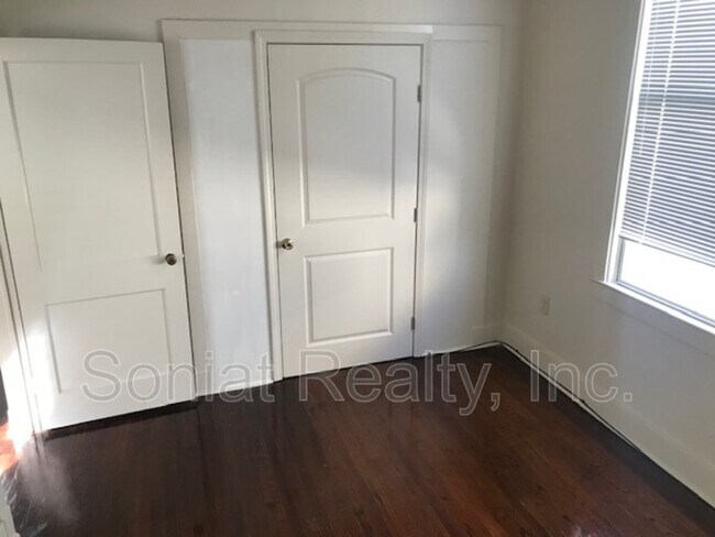 Building Photo - 112 N Bernadotte St