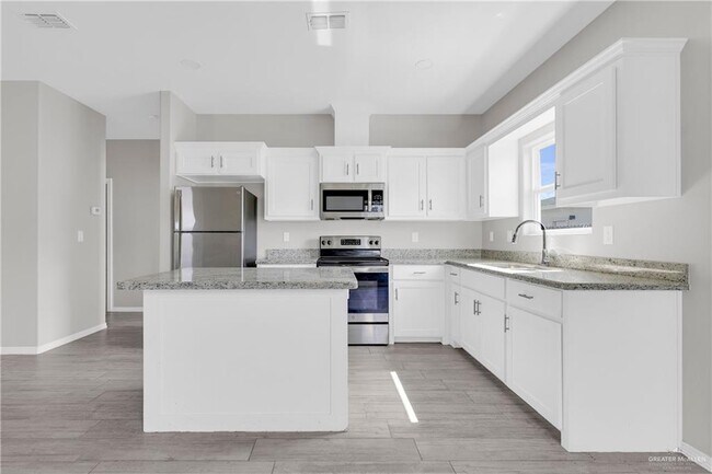 Building Photo - 14 S Dahlia St