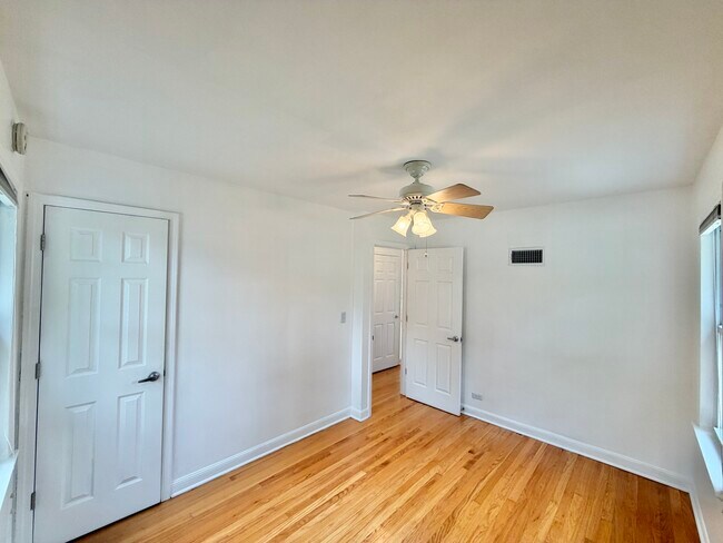 Building Photo - 5816 W Greenleaf Ave