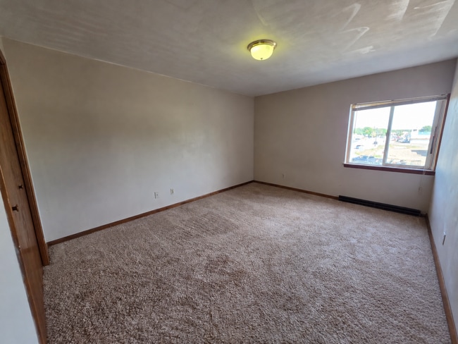Building Photo - Large 1 Bedroom with Bonus Room - Available Now!