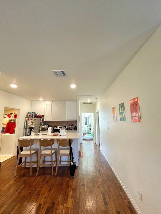 Building Photo - Cozy 2 Bed, Study/Office Room & Bath Farmhouse Cottage