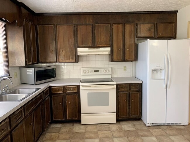 Building Photo - 3 Bedroom House off Timberlake Road