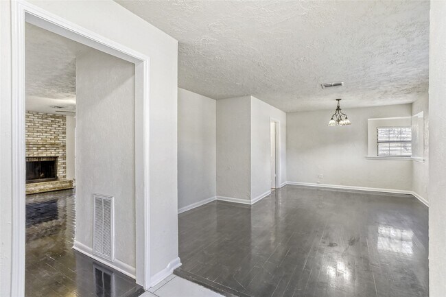 Building Photo - 7003 Oak Bough Dr