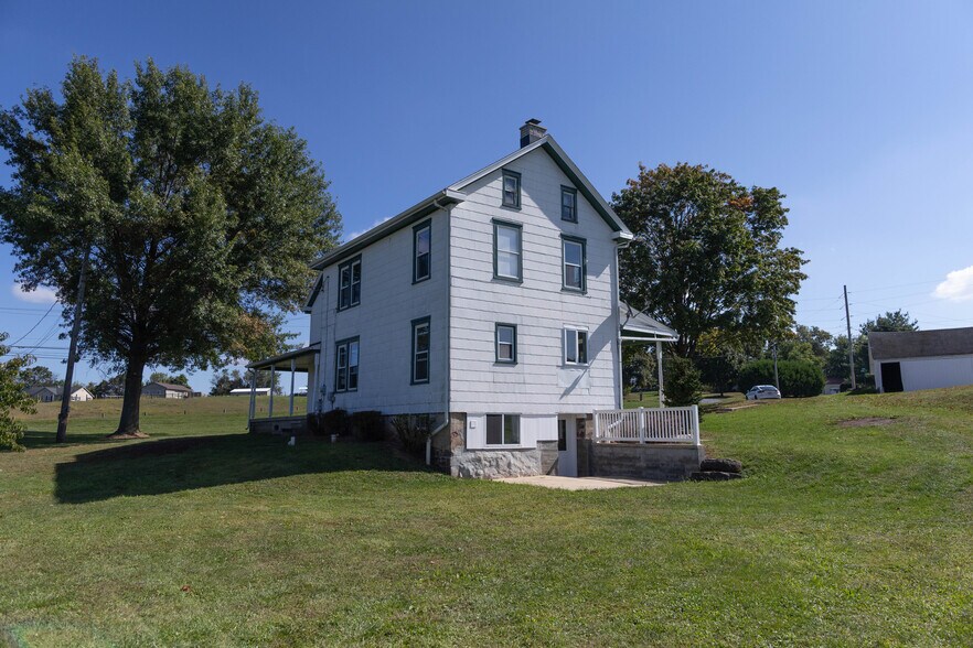 Building Photo - 1049 Reading Rd