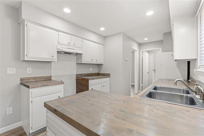 Building Photo - 6802 Vialinda Dr