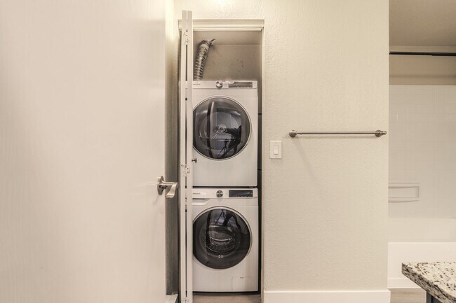Building Photo - Open Concept Townhome with Balcony