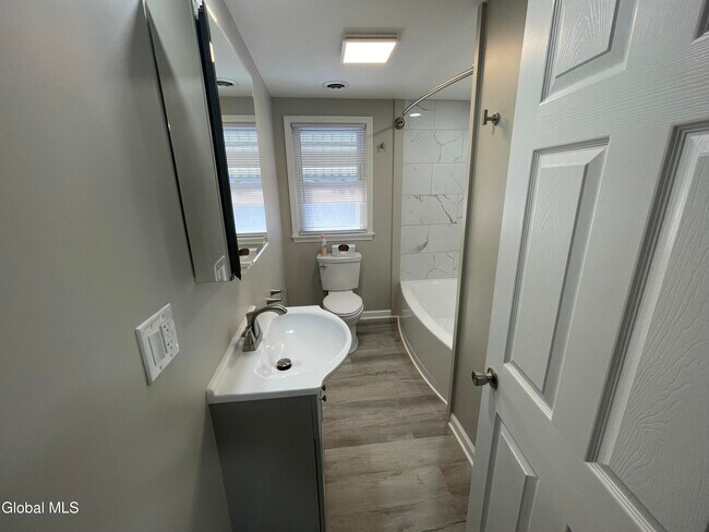 Building Photo - 28 Leversee Ave