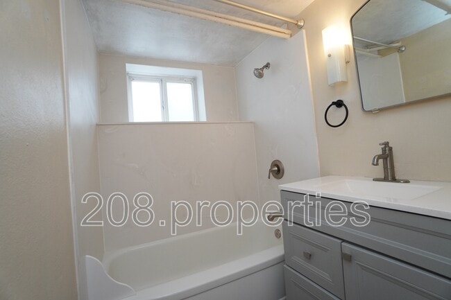 Building Photo - 2506 Woodlawn Ave