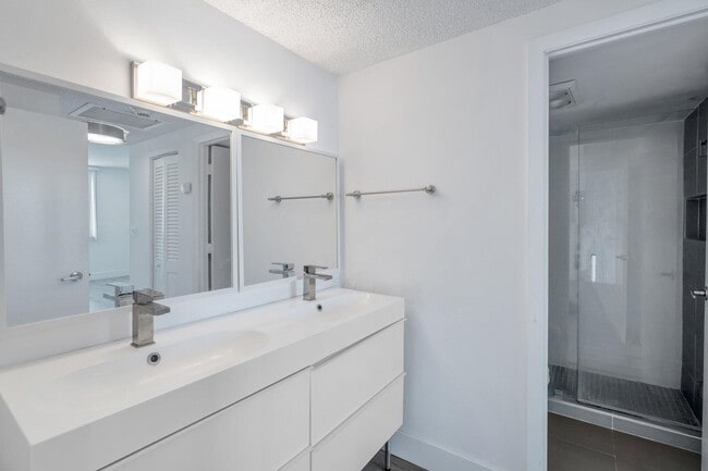 Building Photo - 300 Bayview Dr