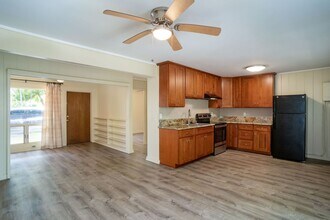 Building Photo - 1 bedroom 1 bath Makai side