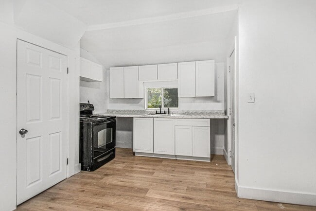 Building Photo - 517 Regent St