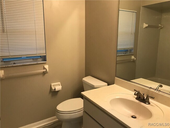 Building Photo - 2595 N Brentwood Cir