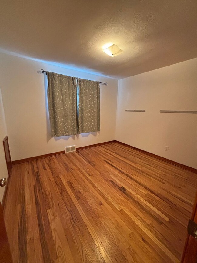 Building Photo - Home in Upper St. Clair!