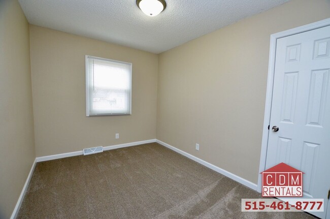 Building Photo - DSM Ranch - Newly Renovated!