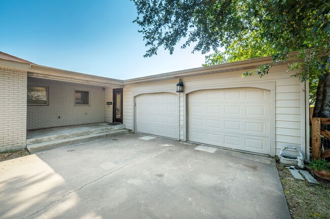 Building Photo - 3 Bedroom 2 Bath 2 Car Garage - Backs Up T...