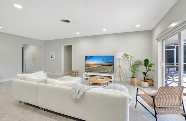 Building Photo - 1300 SW 13th St