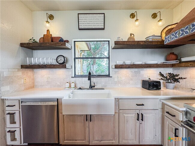 Building Photo - 2000 Village Oak