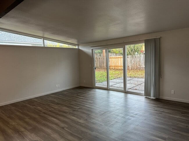 Building Photo - Beautifully updated 2 bedroom 1 bath duple...