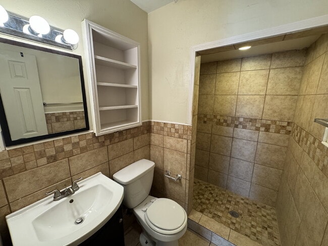 Building Photo - Beautiful 2 bedroom Home Near 19th & Quaker!