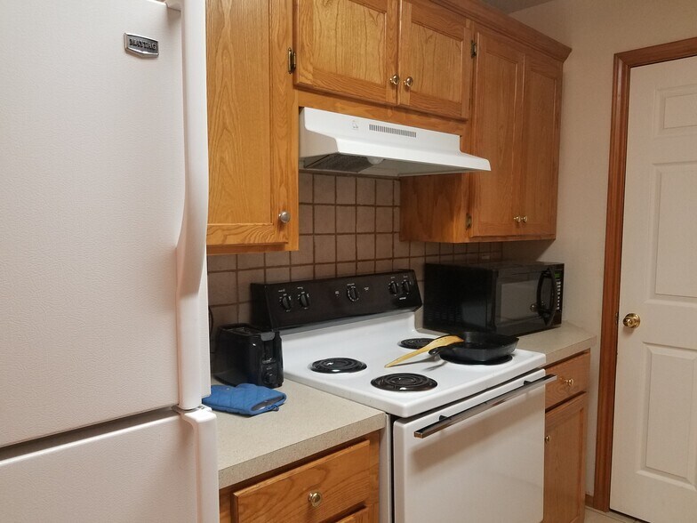 Kitchen Left side - 5121 Galloping Way