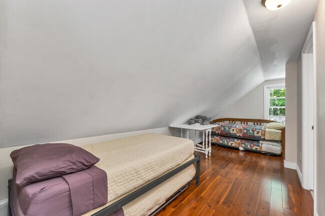 Building Photo - 172 Center St