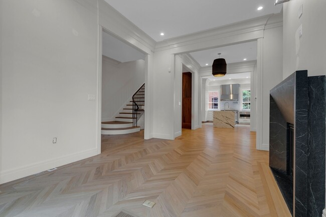 Building Photo - 352 Marlborough St