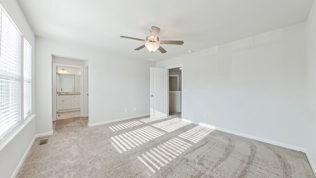 Building Photo - Like New Townhome