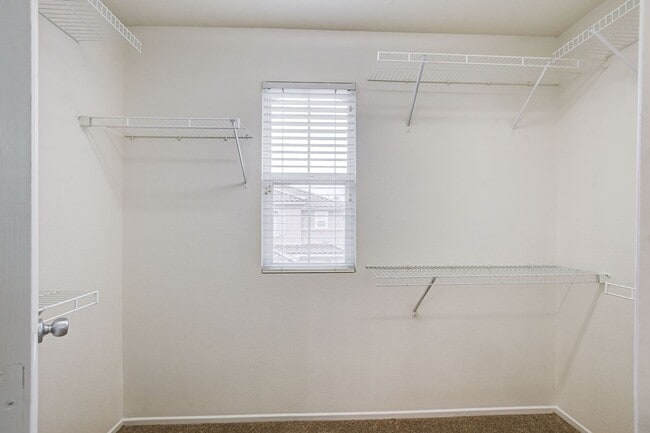 Building Photo - Beautiful 3 Bedroom in Gated Community!