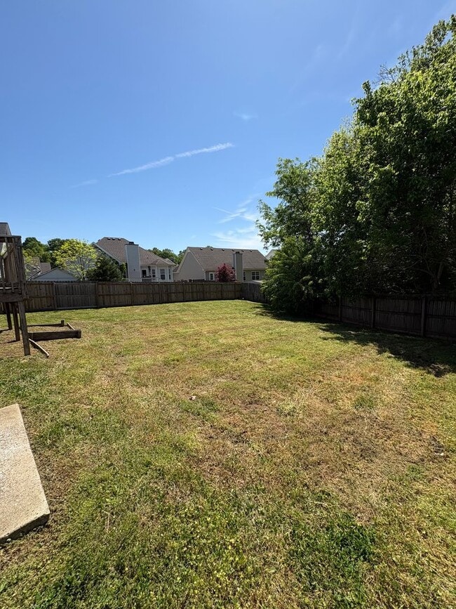 Building Photo - Nice home awaiting you to call home today- close to shopping and dining