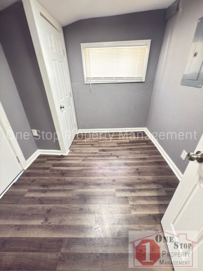 Building Photo - Beautiful 3 Bedroom 1 Bathroom Home in Kansas City!