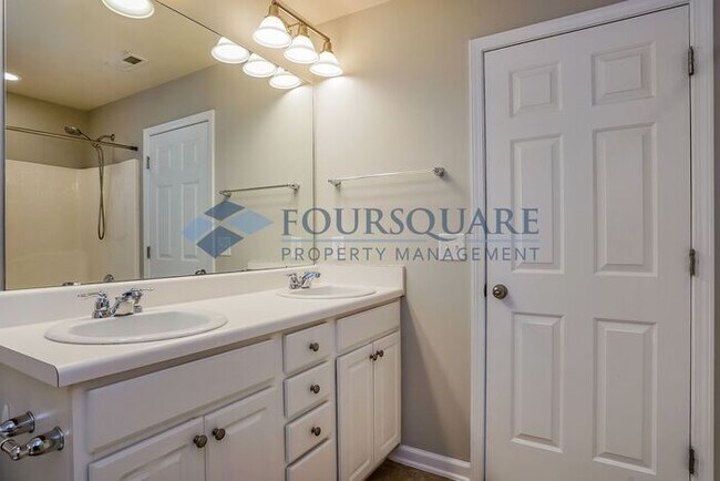 Building Photo - Townhome |Fenced Back Patio with Privacy F...