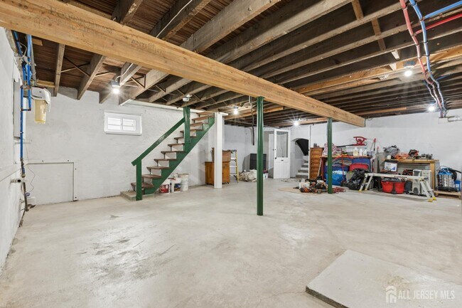 Building Photo - 327 Main St