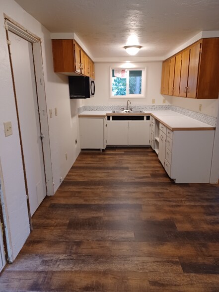 Building Photo - 585 W 26th Ave