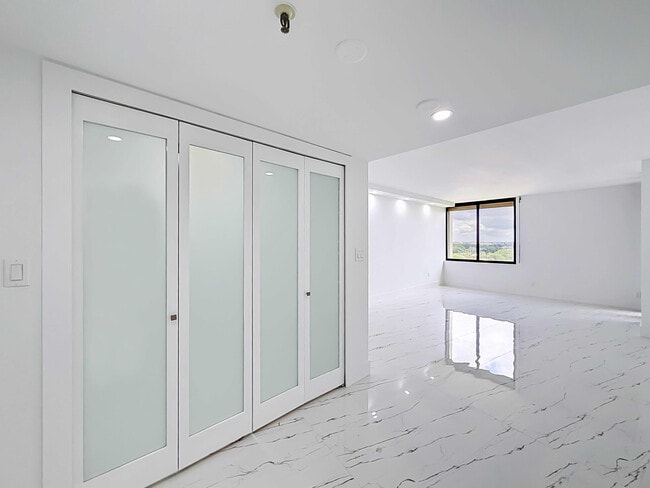 Building Photo - 2480 Presidential Way